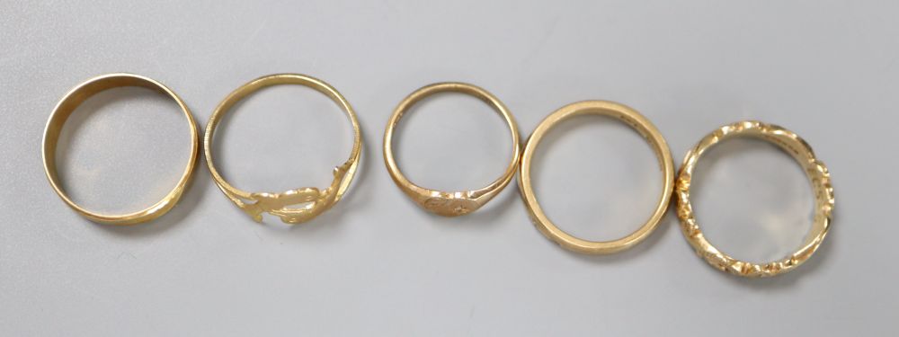 Four assorted 9ct gold rings, various, gross 9.3g and a wedding band marked 585, 2g.